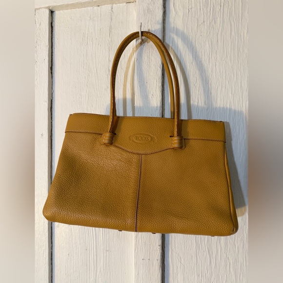 Tod's Handbags - EUC Tod's Beige Pebbled Leather Medium Mocassino Tote